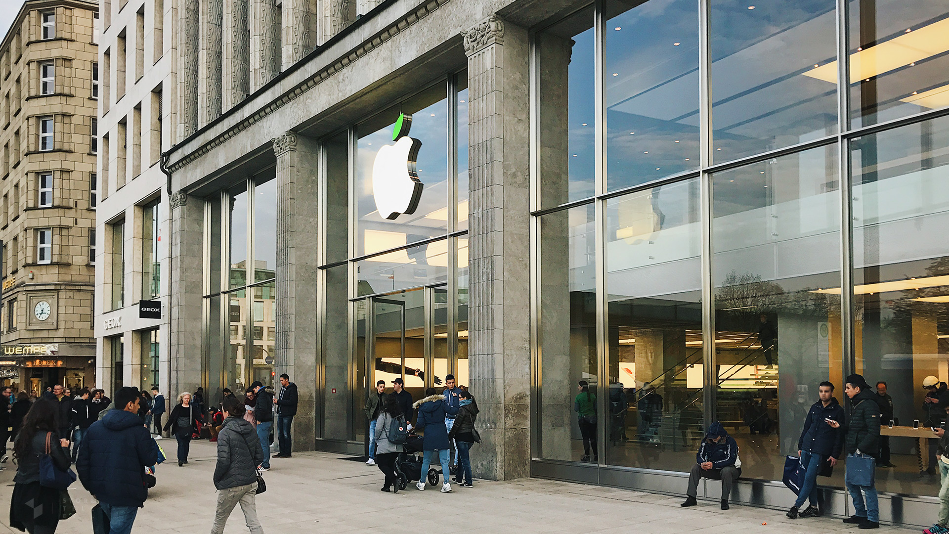 Apple Jungfernstieg in Hamburg zum diesjährigen 'Tag der Erde'