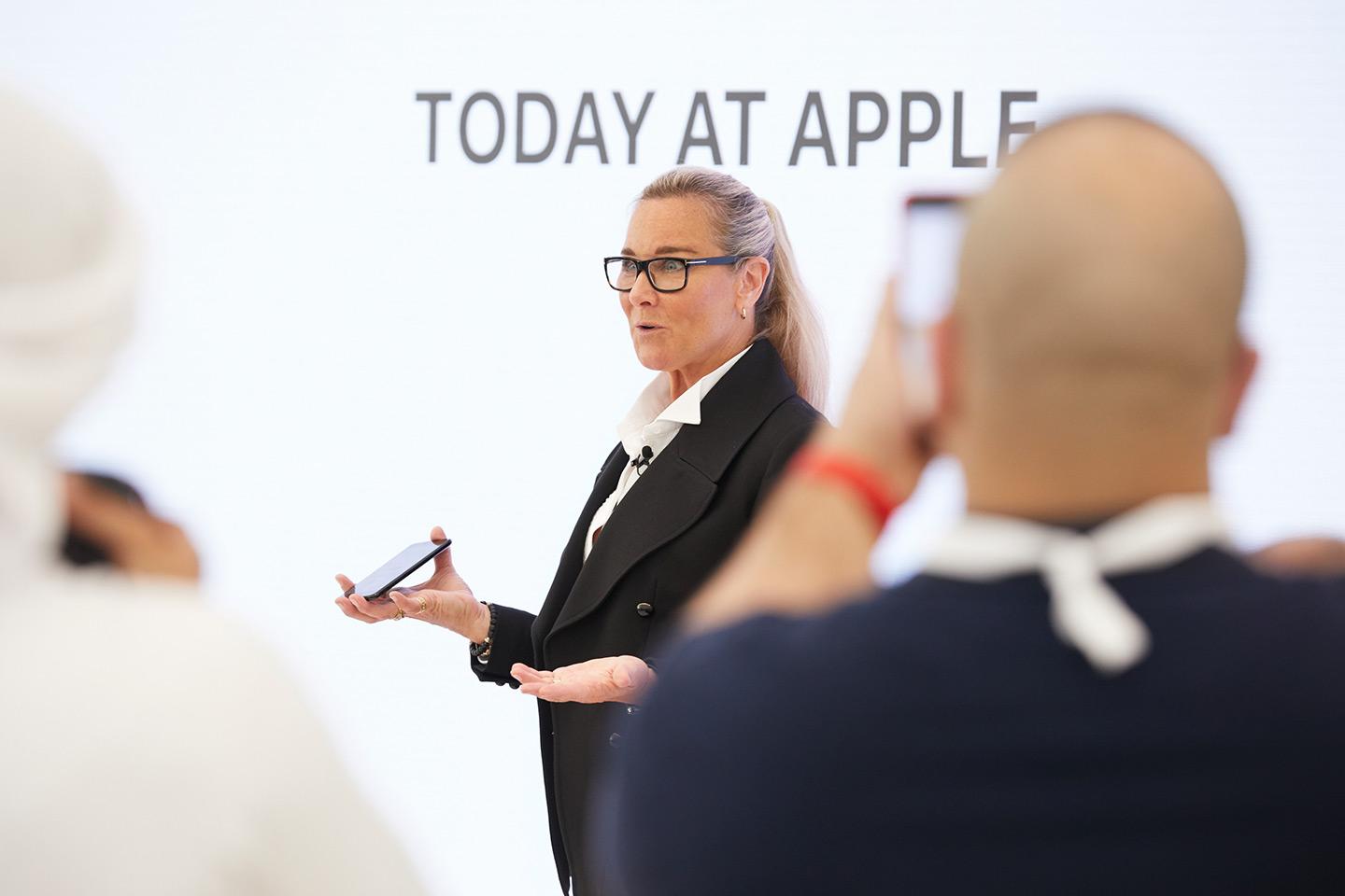 Angela Ahrendts bei der Eröffnung von Apple Dubai Mall Ende April 2017