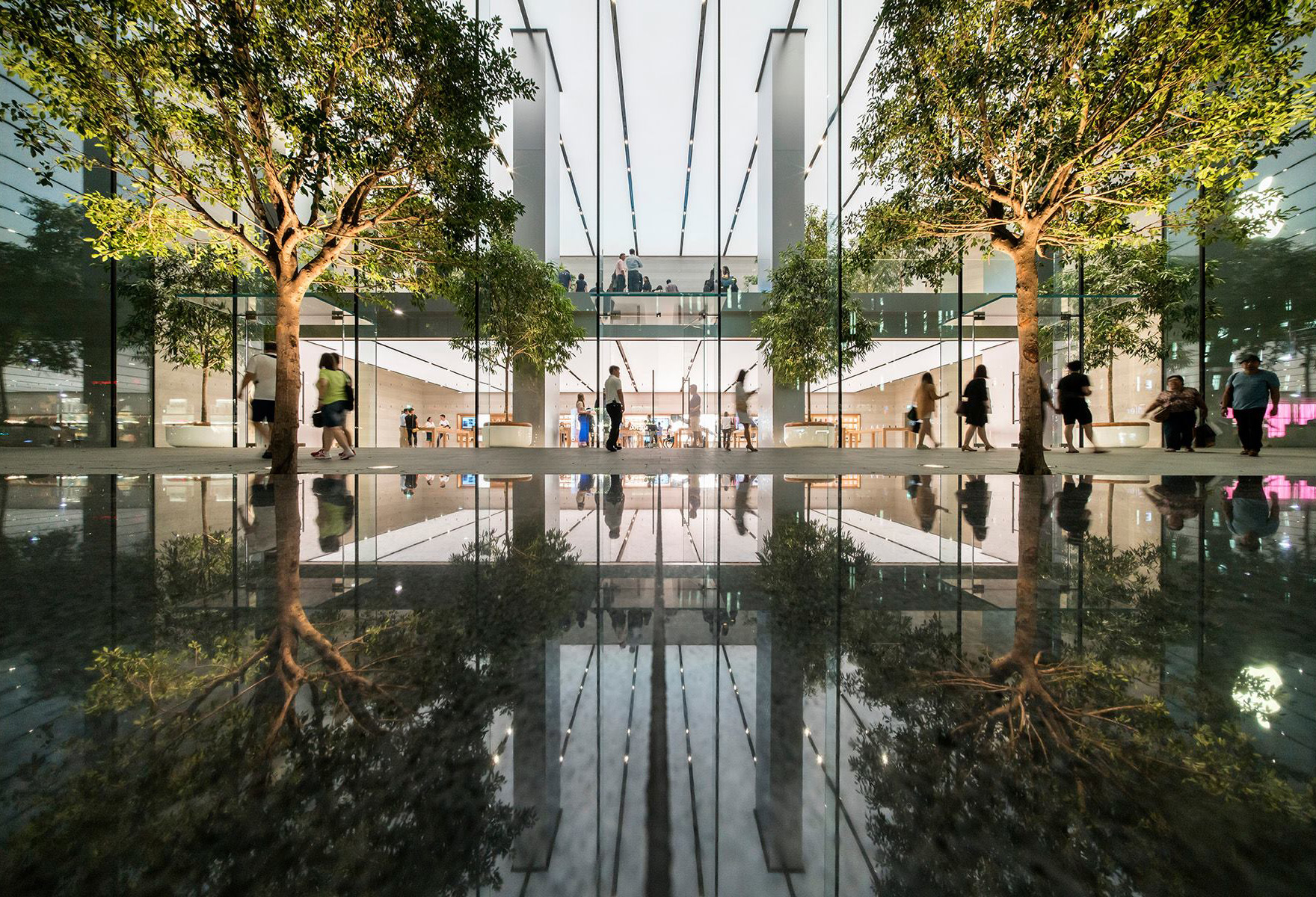 Die perfekte Symmetrie von Apple Orchard Road in Singapur