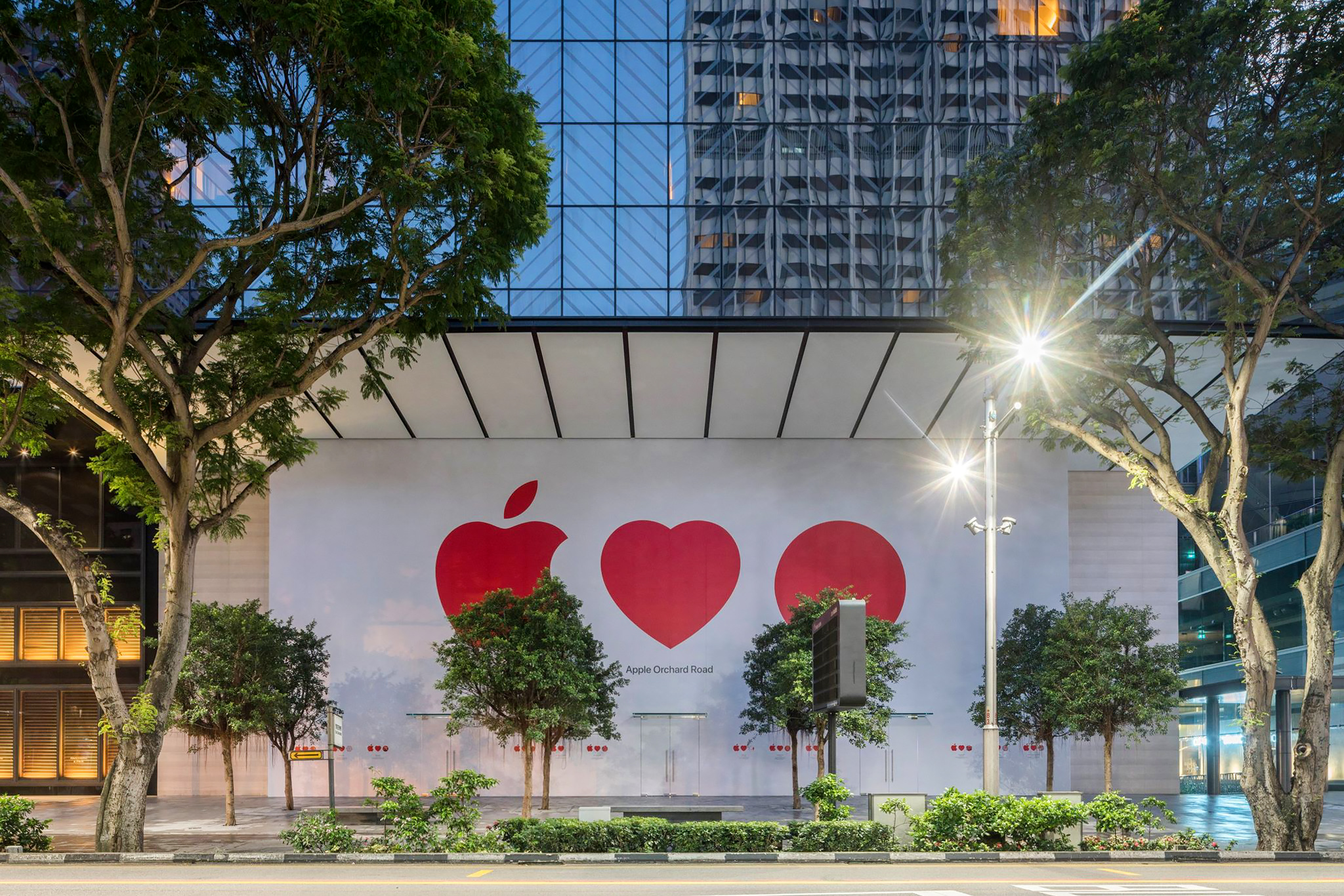 Apple Orchard Road in Singapur in der Nacht zum 04.05.2017 — Foto: Apple, Inc.