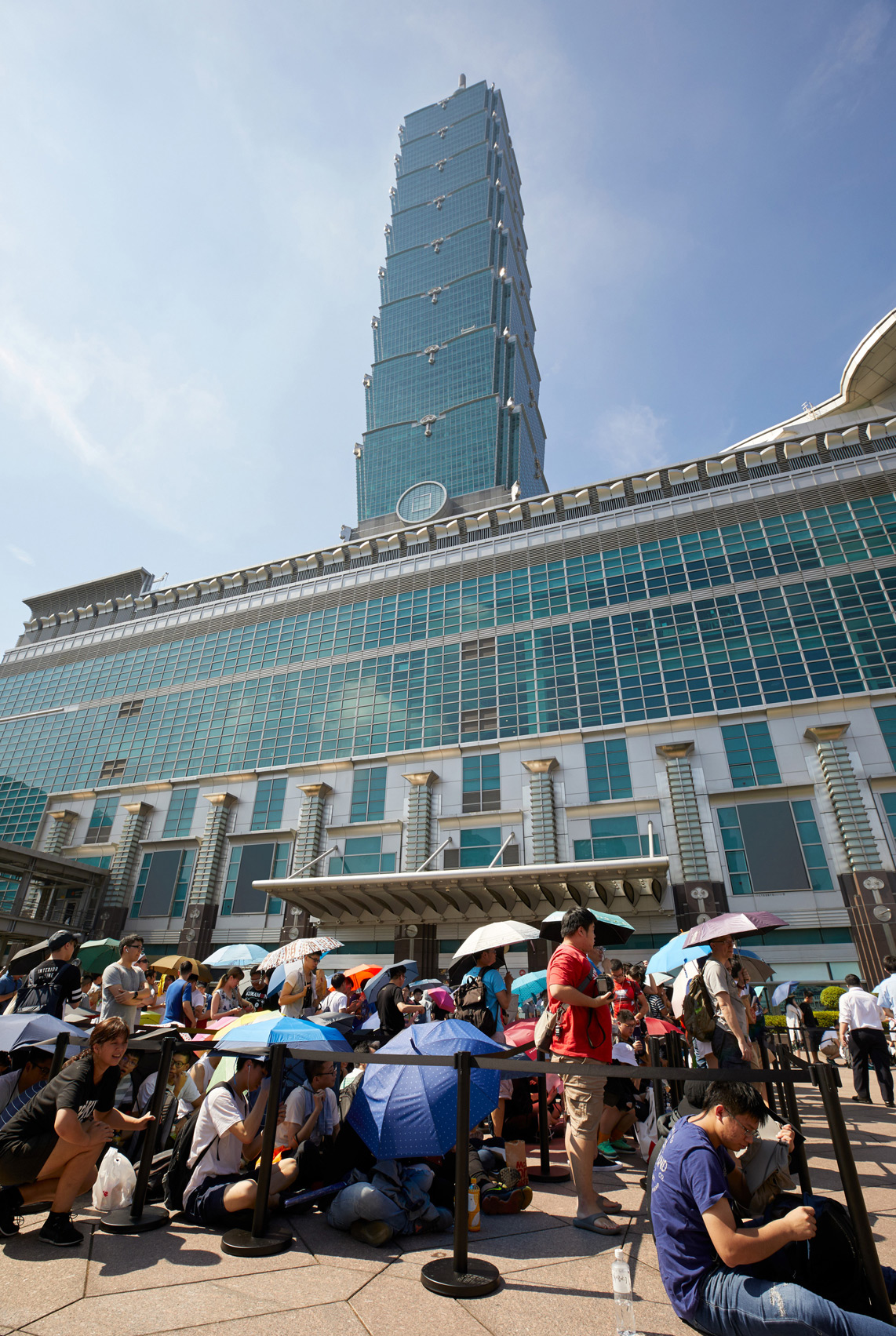 Der neue Apple Store eröffnete im Einkaufszentrum am Fuße des Wolkenkratzers Taipei 101 (Taiwan). — Foto: Apple