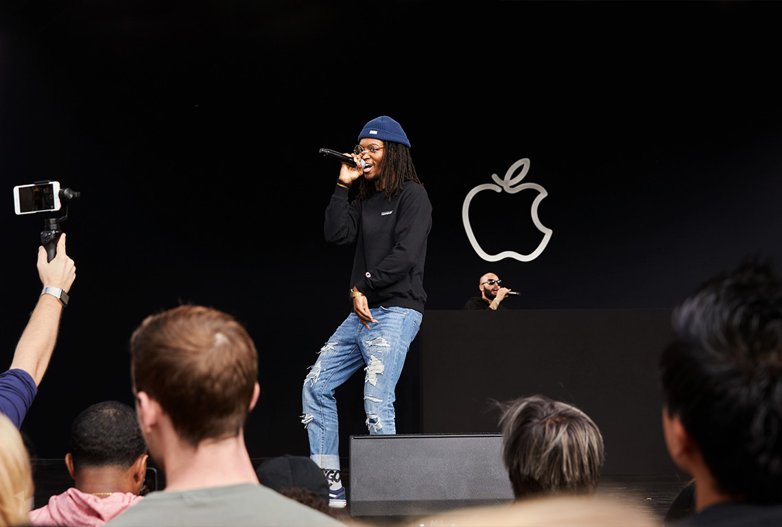 Der Hip-Hop-Künstler Saba am Eröffnungstag von Apple Michigan Avenue in Chicago, USA
