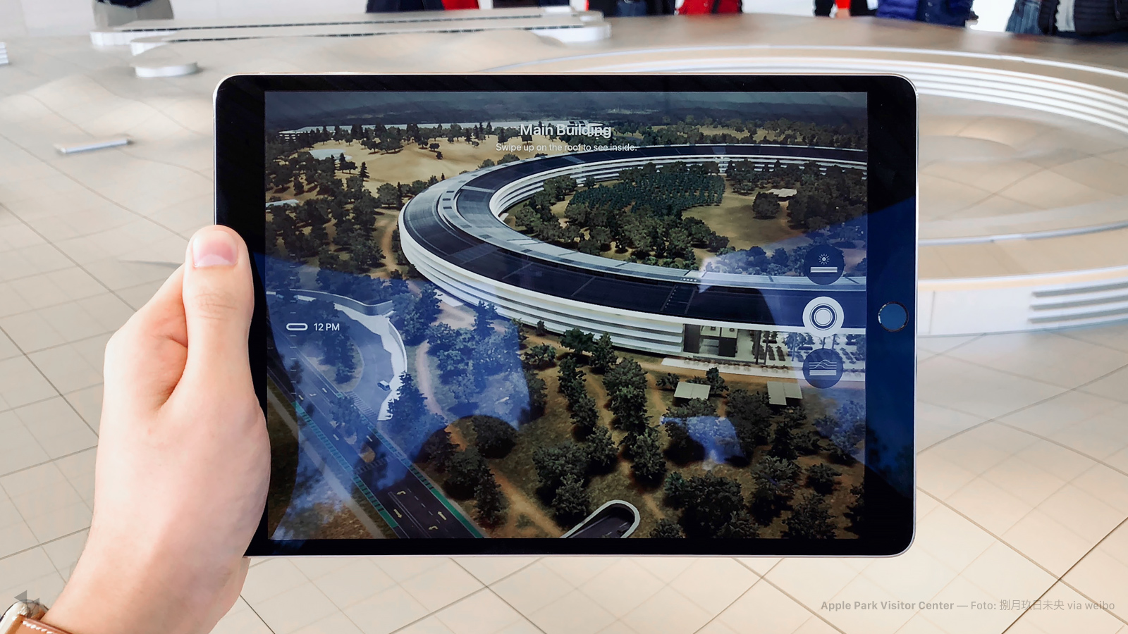 Augmented Reality am 3D-Modell des Apple Parks im Apple Park Visitor Center