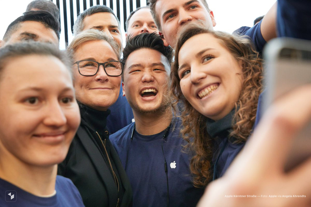 Angela Ahrendts besucht das Team von Apple Kärntner Straße