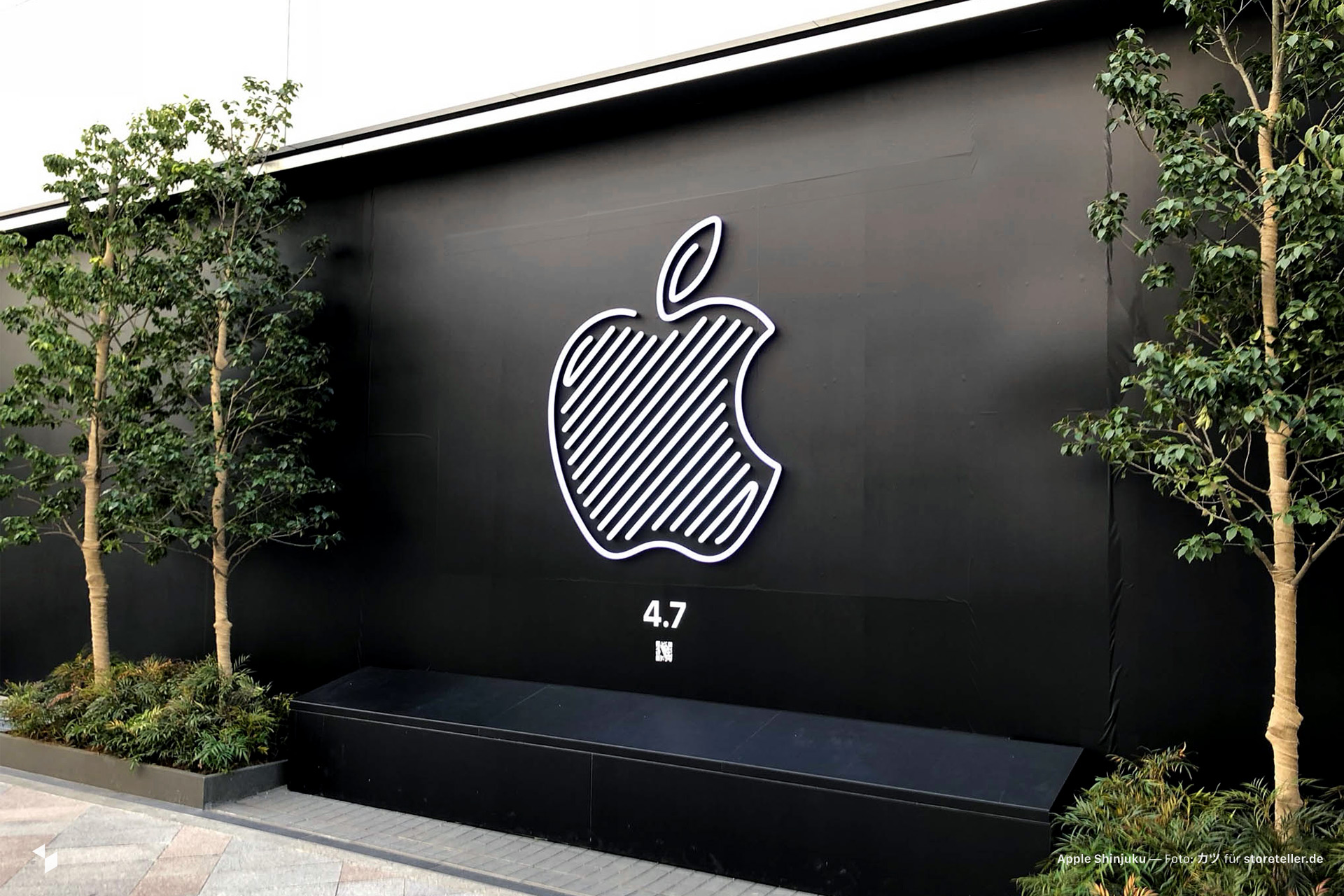 Neonreklame: Das Ankündigungsmotiv von Apple Shinjuku in Tokio (Japan)