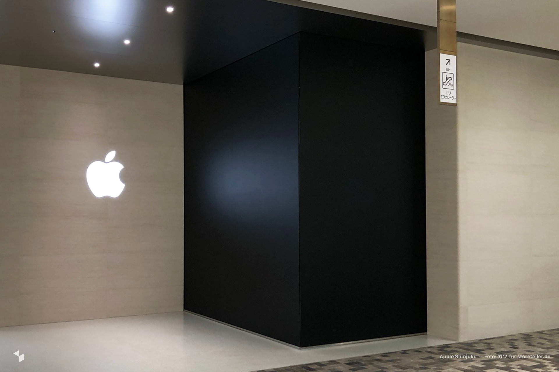Neonreklame: Das Ankündigungsmotiv von Apple Shinjuku in Tokio (Japan)