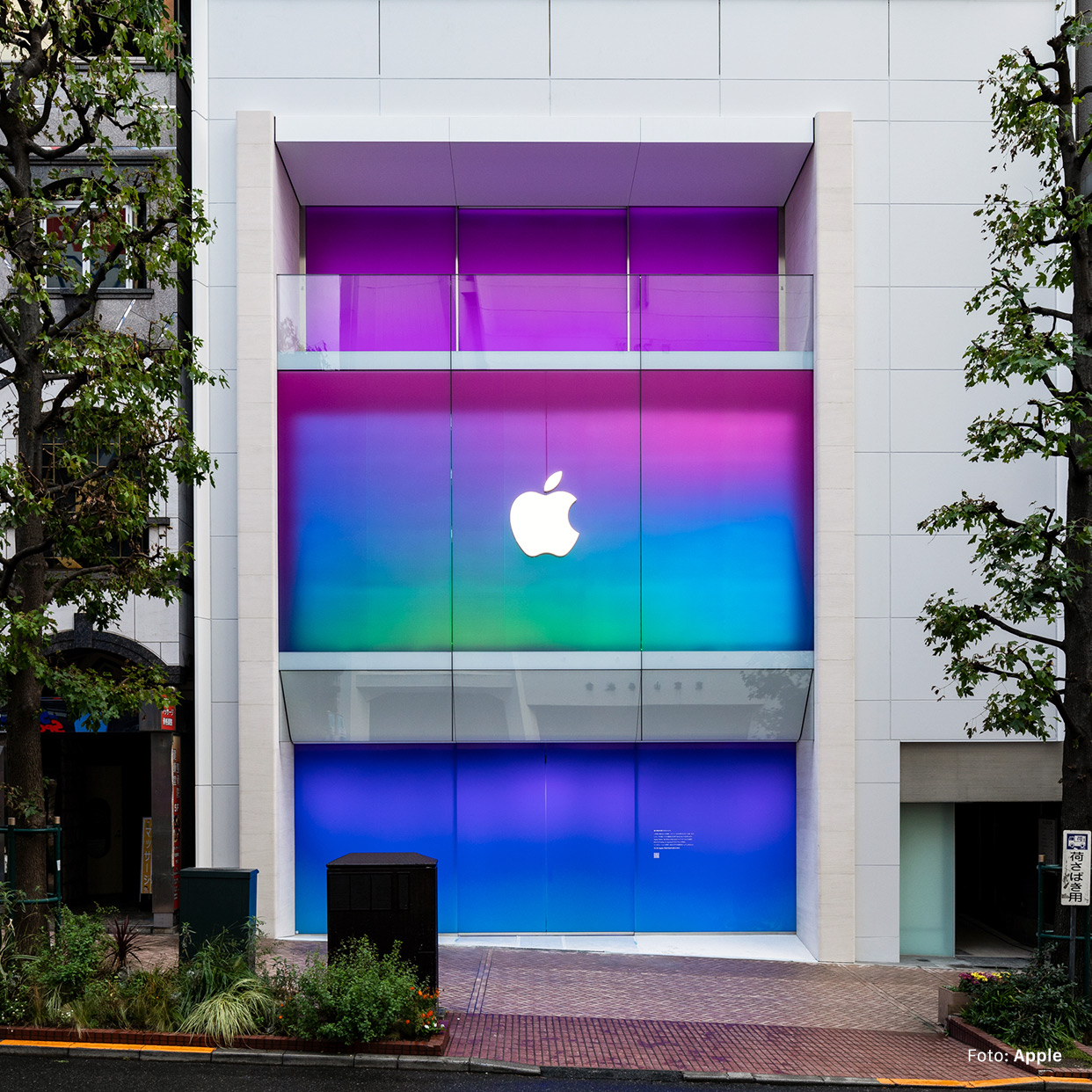 Bunt illuminiert: Ein Blick auf die farbenfrohe Installation zur Eröffnung von Apple Shibuya